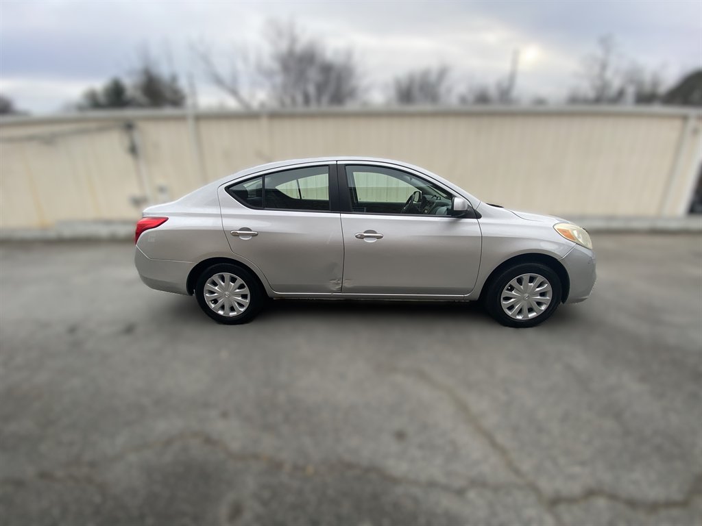 2012 Nissan Versa SV's photo